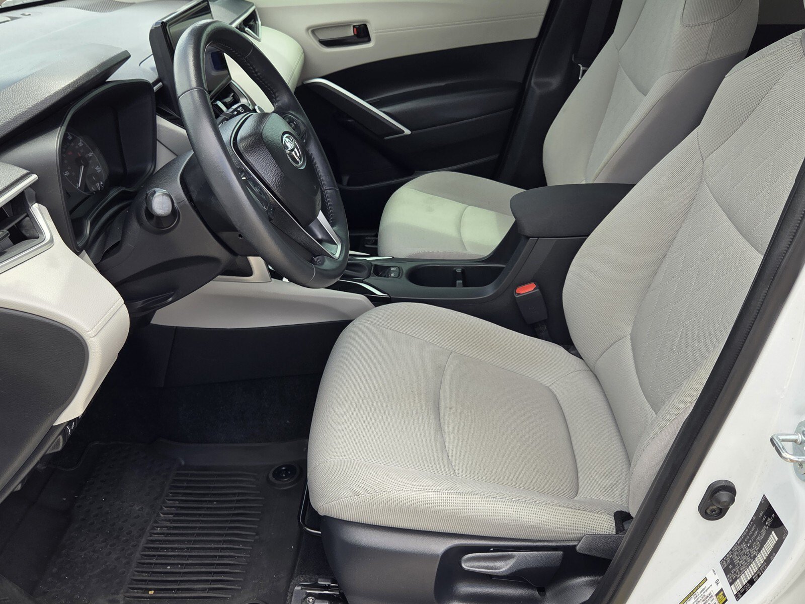 Certified 2025 Toyota Corolla Cross LE FWD image 4