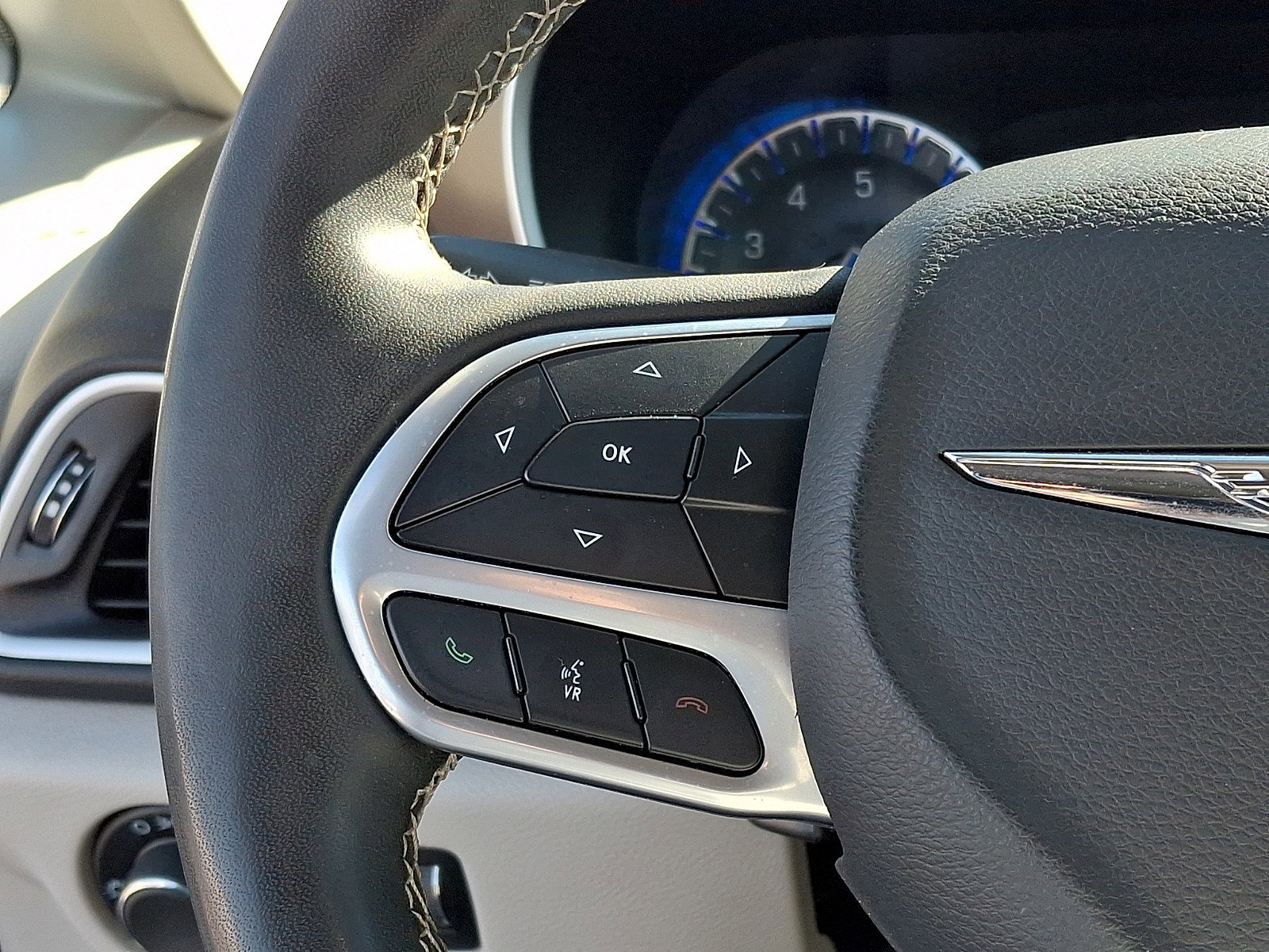 Used 2022 Chrysler Voyager LX image 19