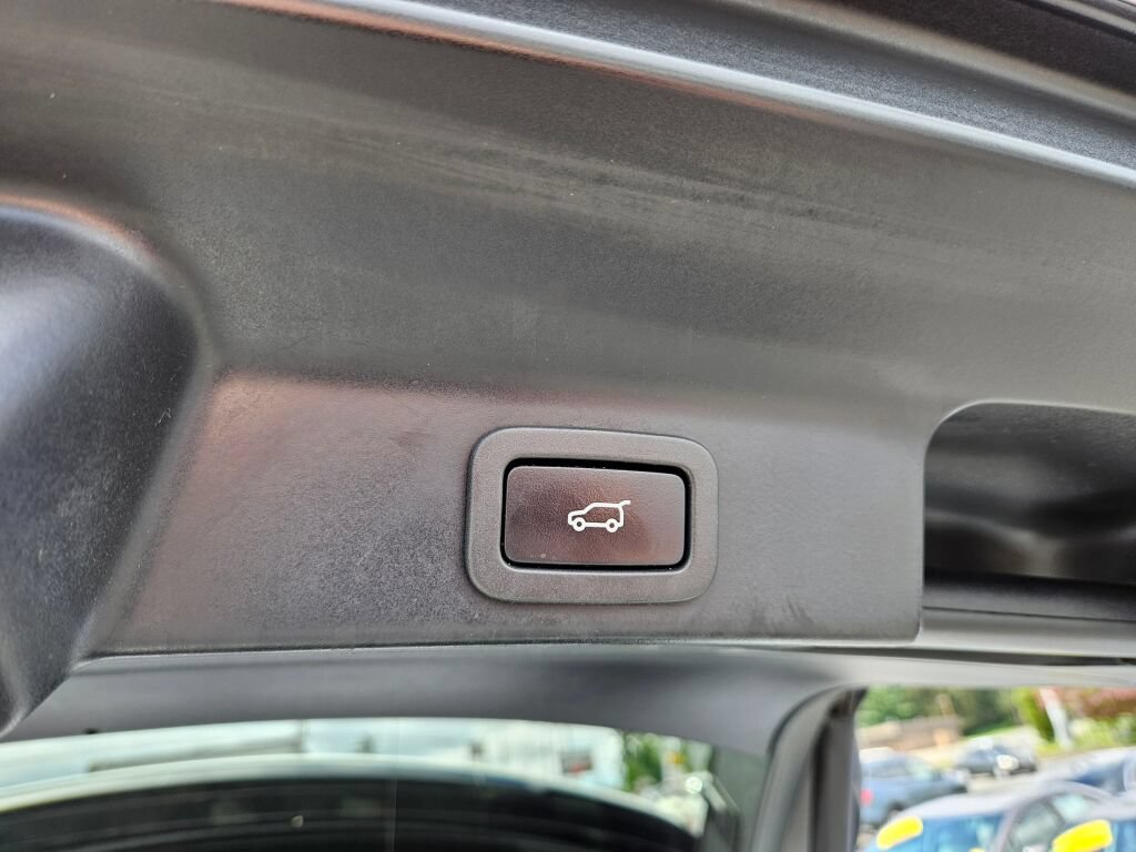 Used 2020 Jaguar F-PACE Premium AWD/4WD image 13