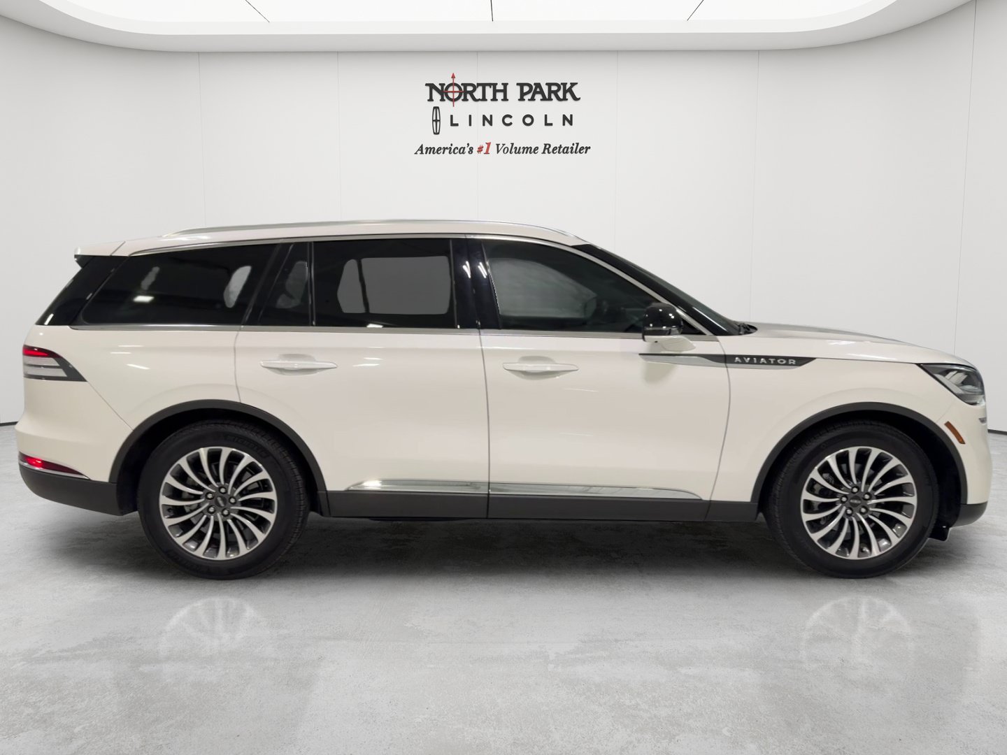 Used 2021 Lincoln Aviator Reserve w/ Class IV Trailer Tow Package RWD image 6