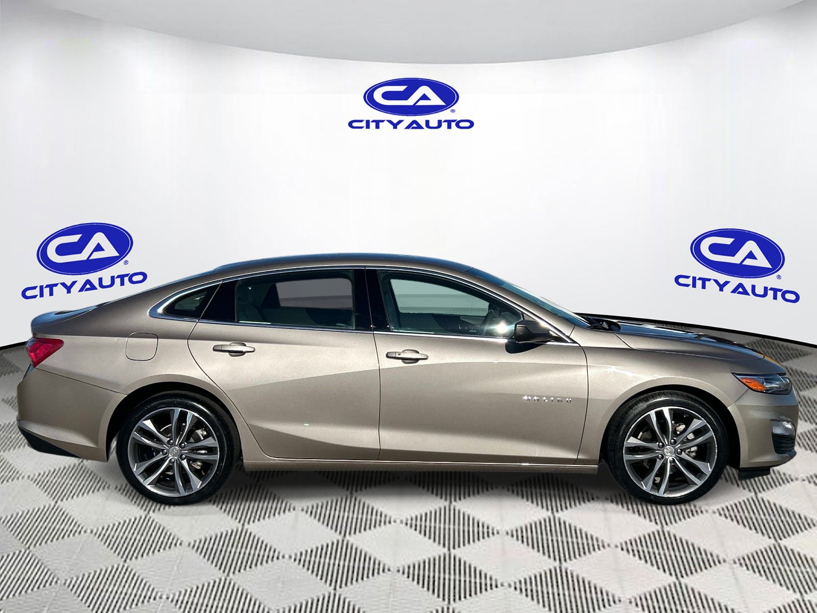 Used 2024 Chevrolet Malibu LT FWD image 2