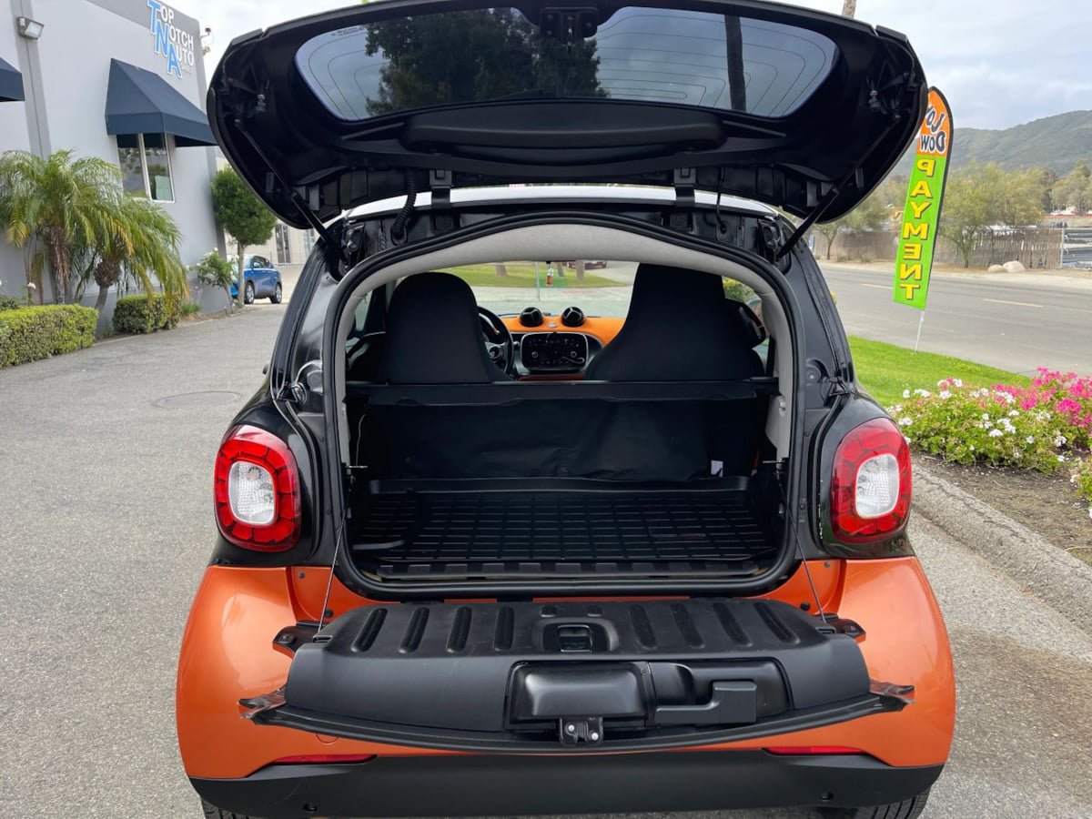 Used 2016 smart fortwo pure RWD image 10