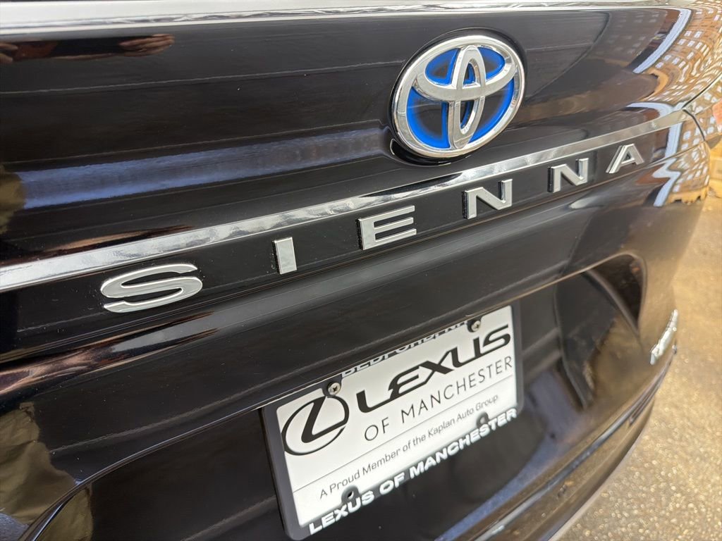 Used 2025 Toyota Sienna Platinum image 28