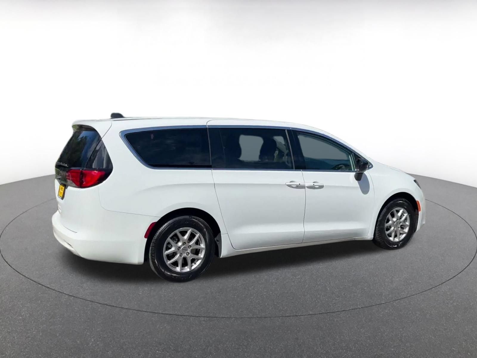 Used 2024 Chrysler Voyager LX FWD image 14