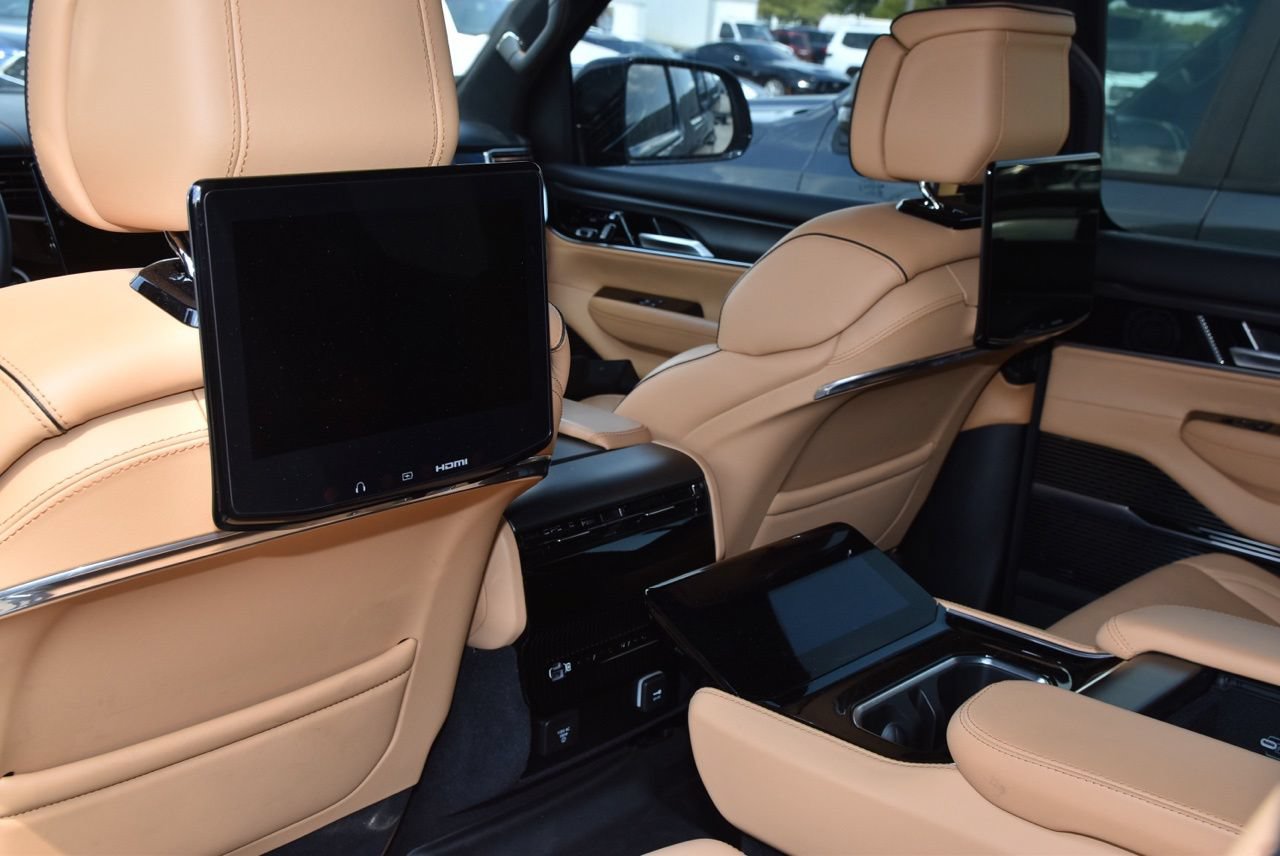 Used 2024 Jeep Grand Wagoneer Series III w/ Rear Seat Video Group 1 AWD/4WD image 13