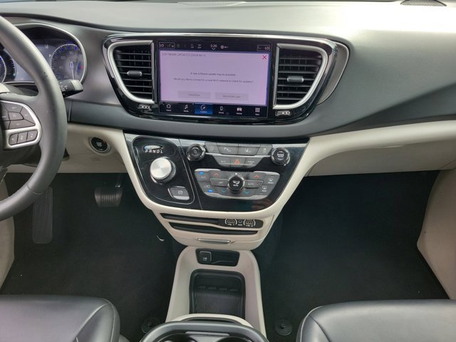 Used 2023 Chrysler Pacifica Touring-L image 5