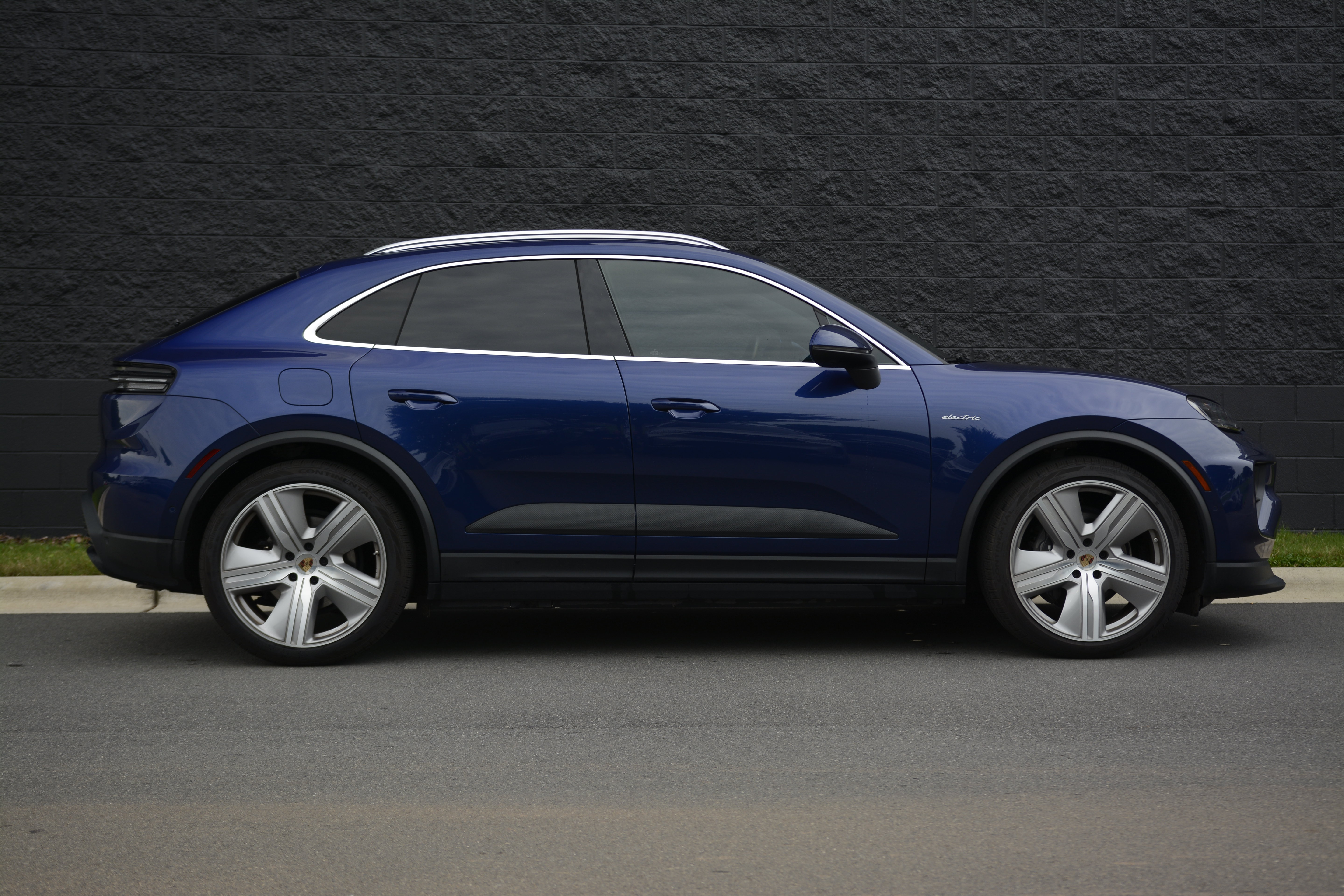 Certified 2024 Porsche Macan 4 Electric AWD/4WD image 8
