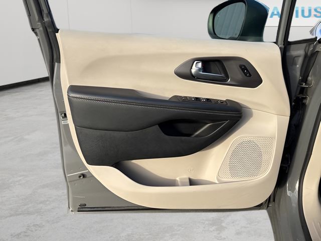 Used 2023 Chrysler Pacifica Touring-L FWD image 14