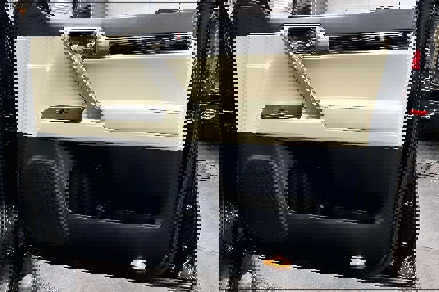 Used 2023 Lexus GX 460 Premium w/ Accessory Package image 23