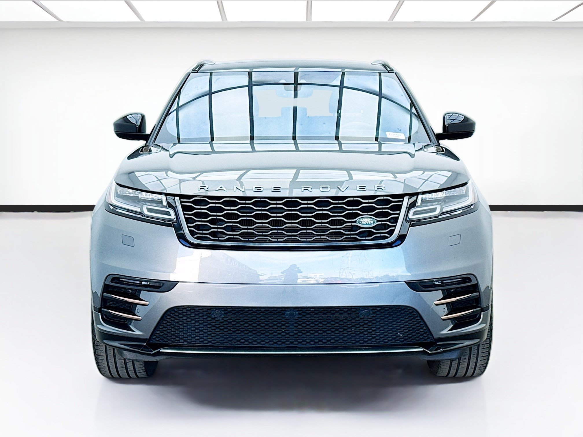 Used 2018 Land Rover Range Rover Velar R-Dynamic SE AWD/4WD image 2