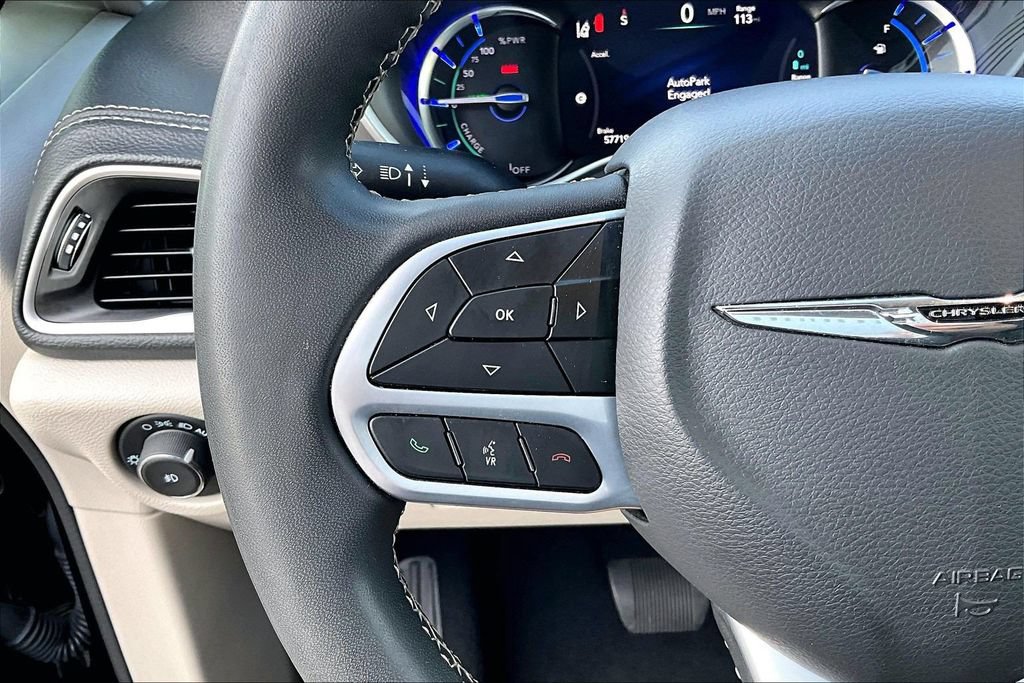 Used 2024 Chrysler Pacifica Limited FWD image 17