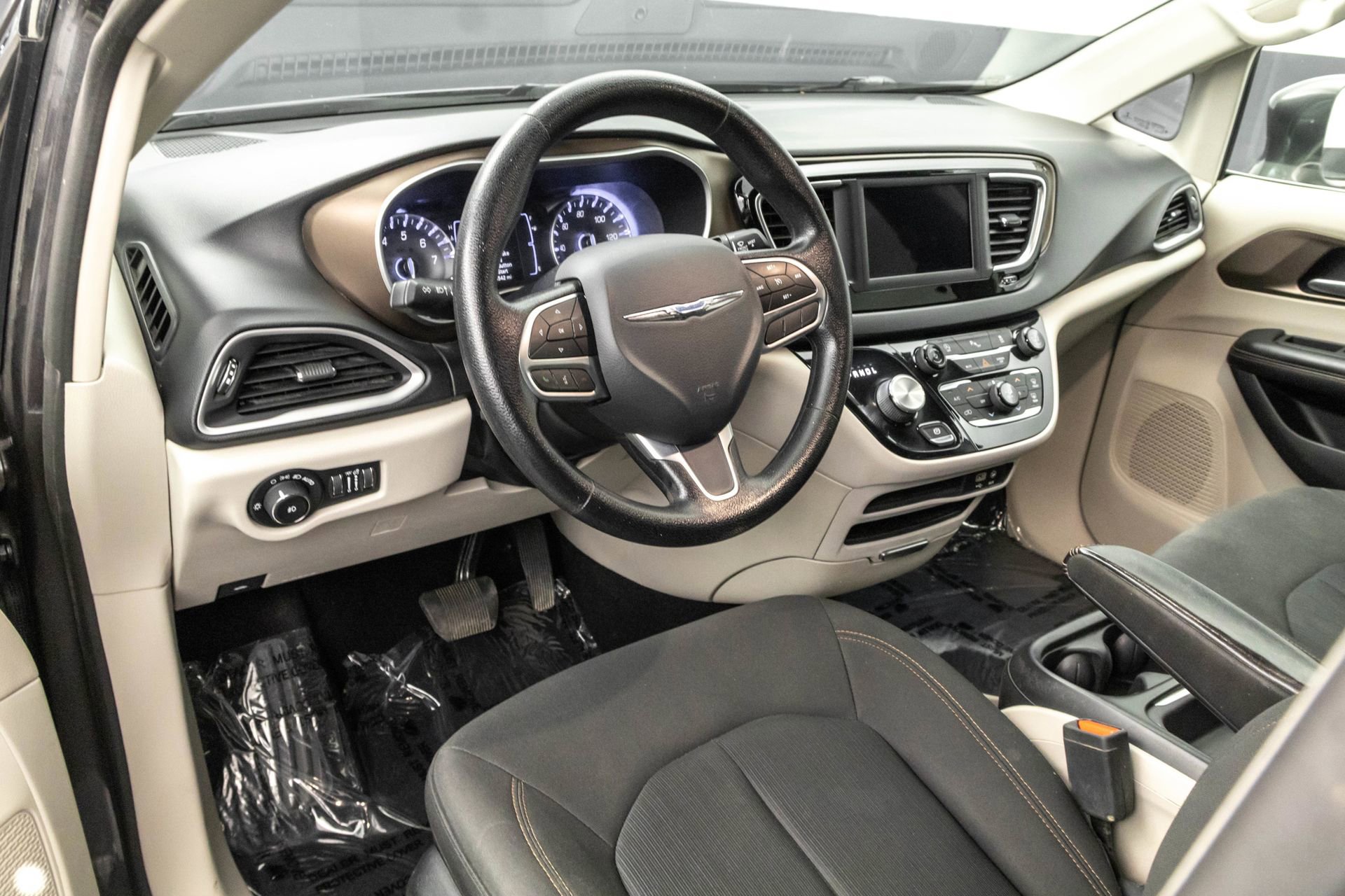 Used 2019 Chrysler Pacifica Touring Plus w/ Tire & Wheel Group image 5