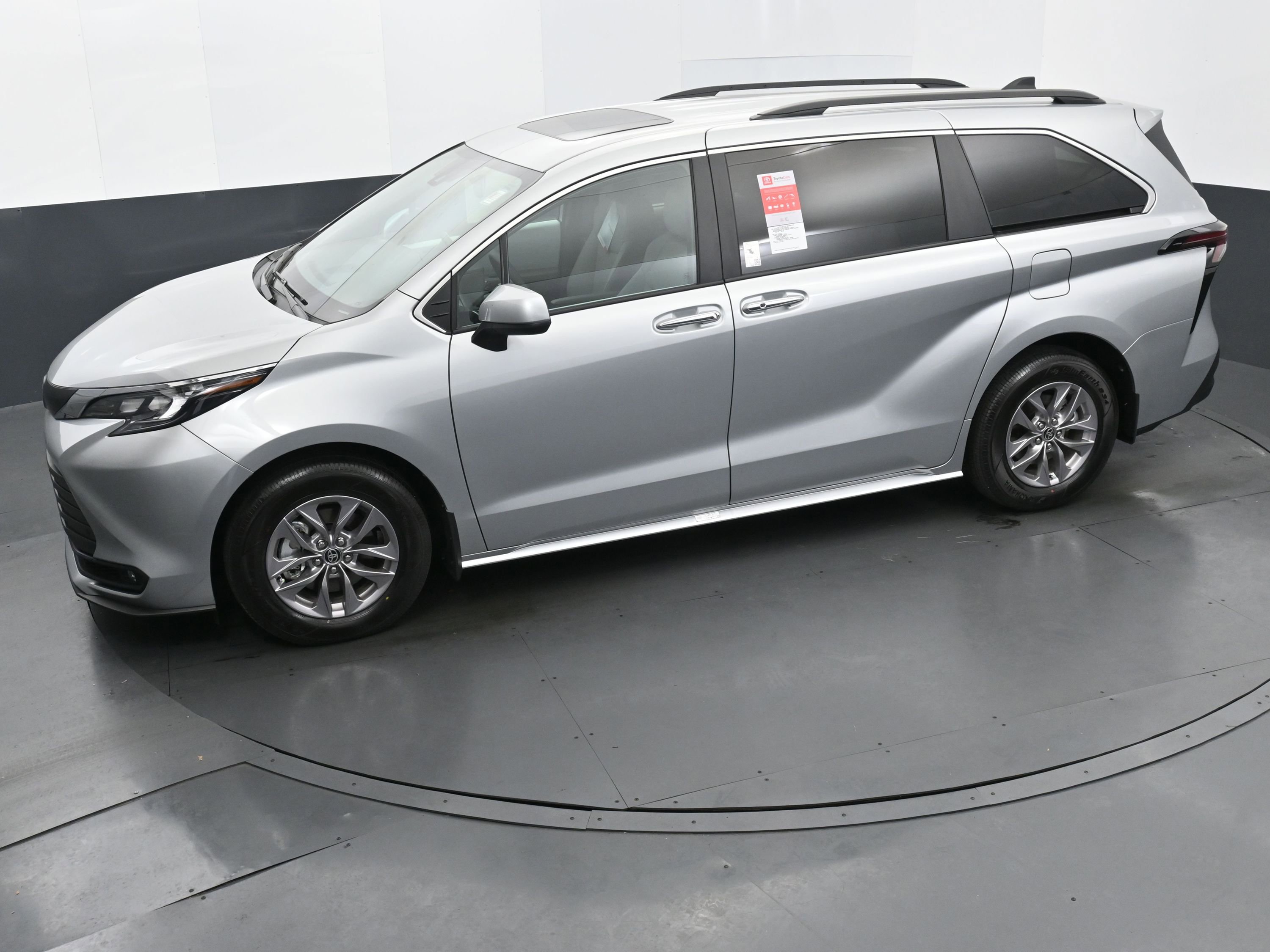 Used 2025 Toyota Sienna XLE FWD image 29