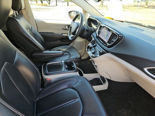 Used 2023 Chrysler Pacifica Touring-L image 11