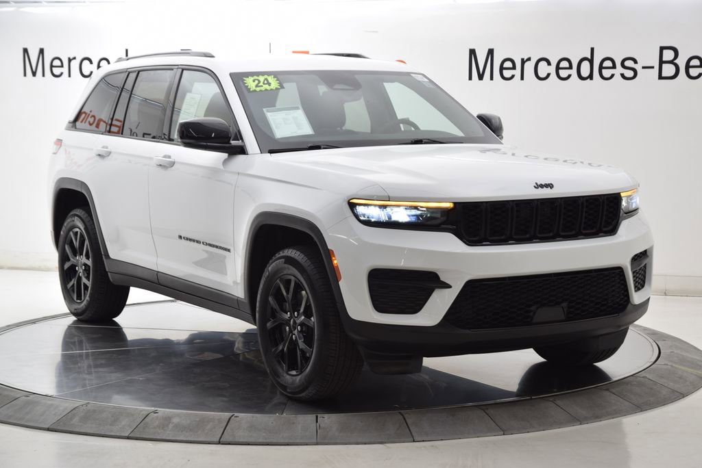 Used 2024 Jeep Grand Cherokee Altitude RWD image 7
