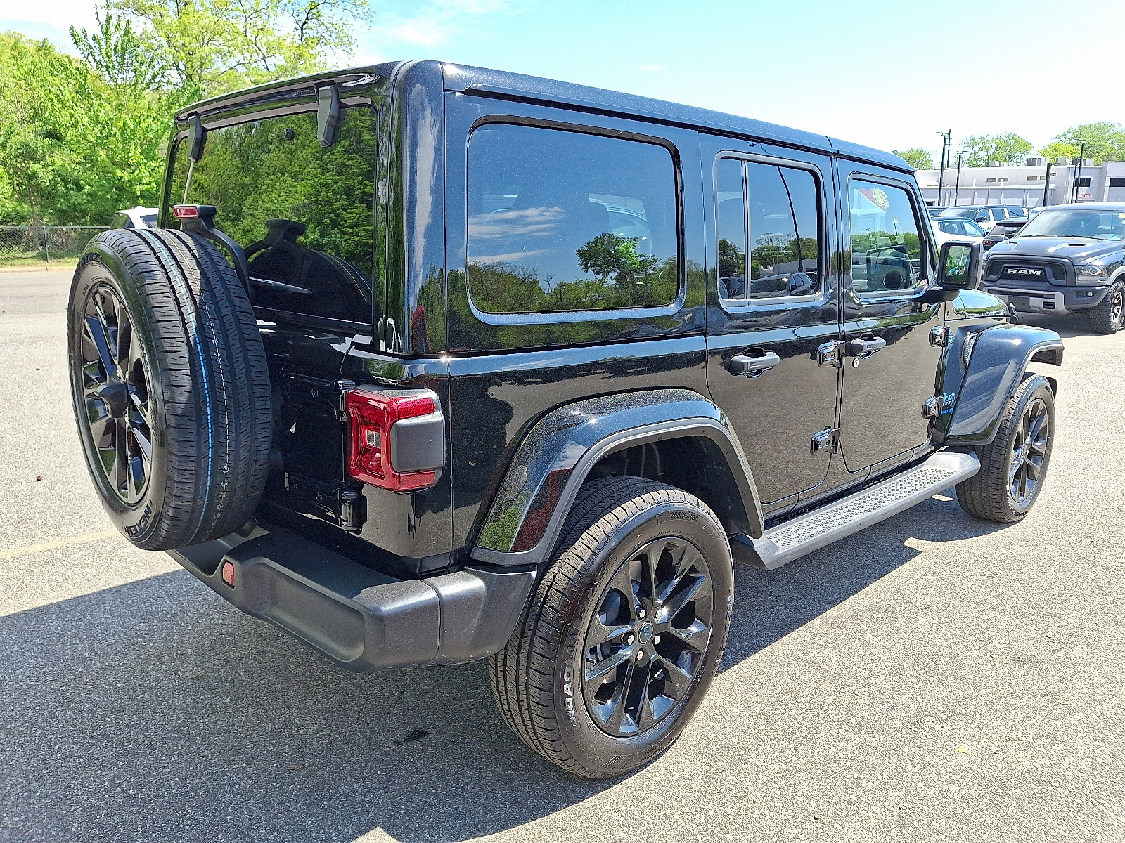 Certified 2025 Jeep Wrangler Unlimited Sahara AWD/4WD image 6