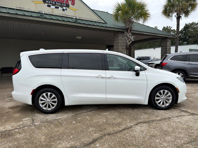 Used 2017 Chrysler Pacifica Touring w/ Tire & Wheel Group FWD image 2