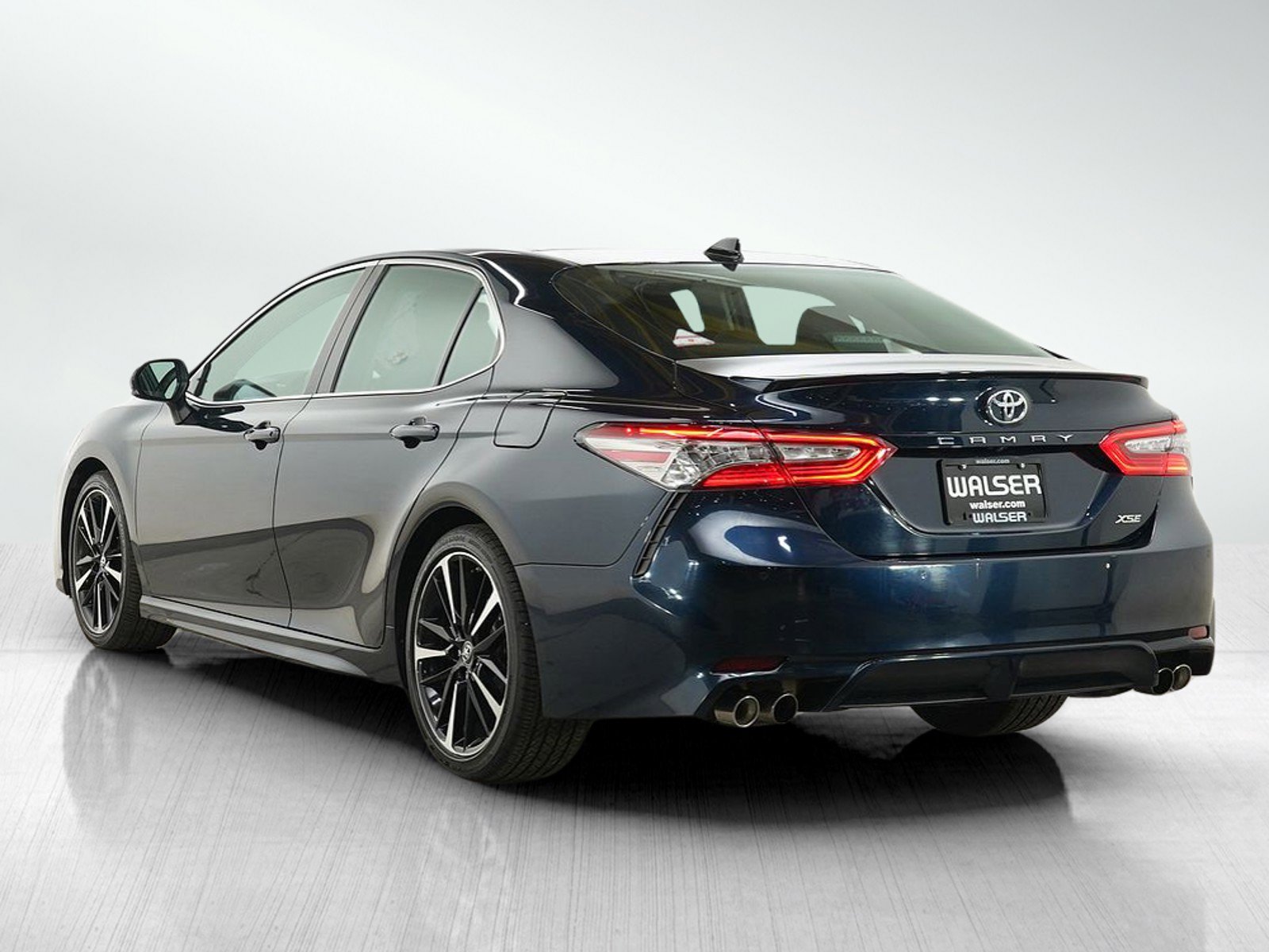 Used 2018 Toyota Camry XSE FWD image 3