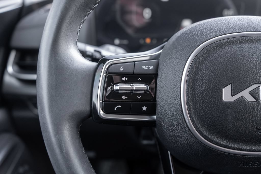 Used 2025 Kia Carnival SX w/ SX Dark Edition Package FWD image 24