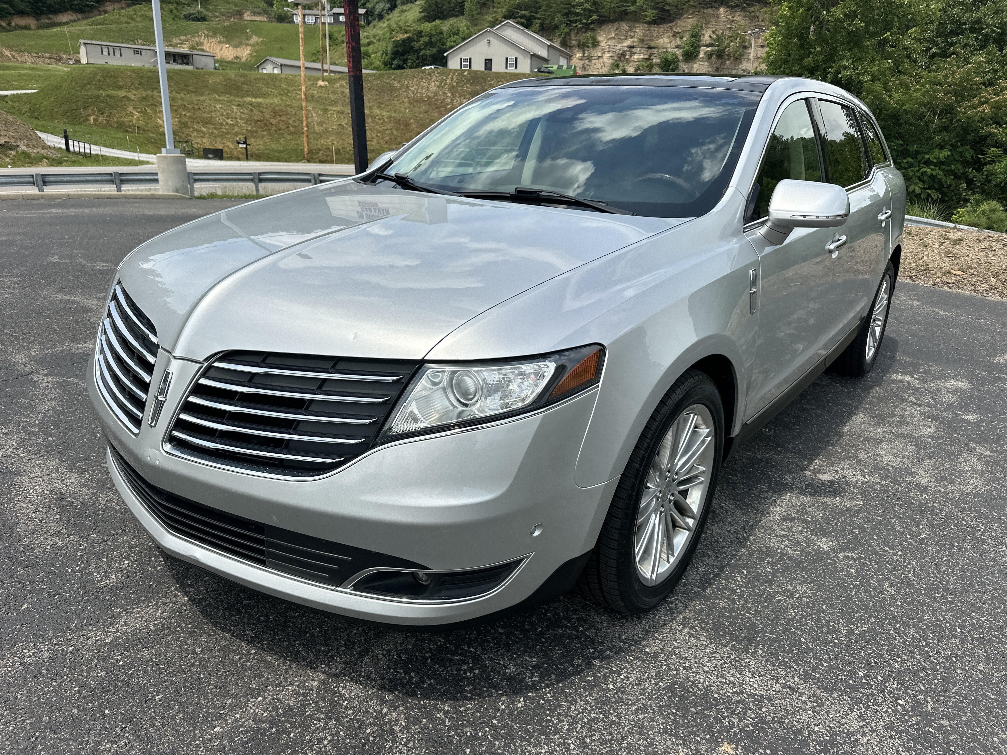 Used 2019 Lincoln MKT AWD image 6
