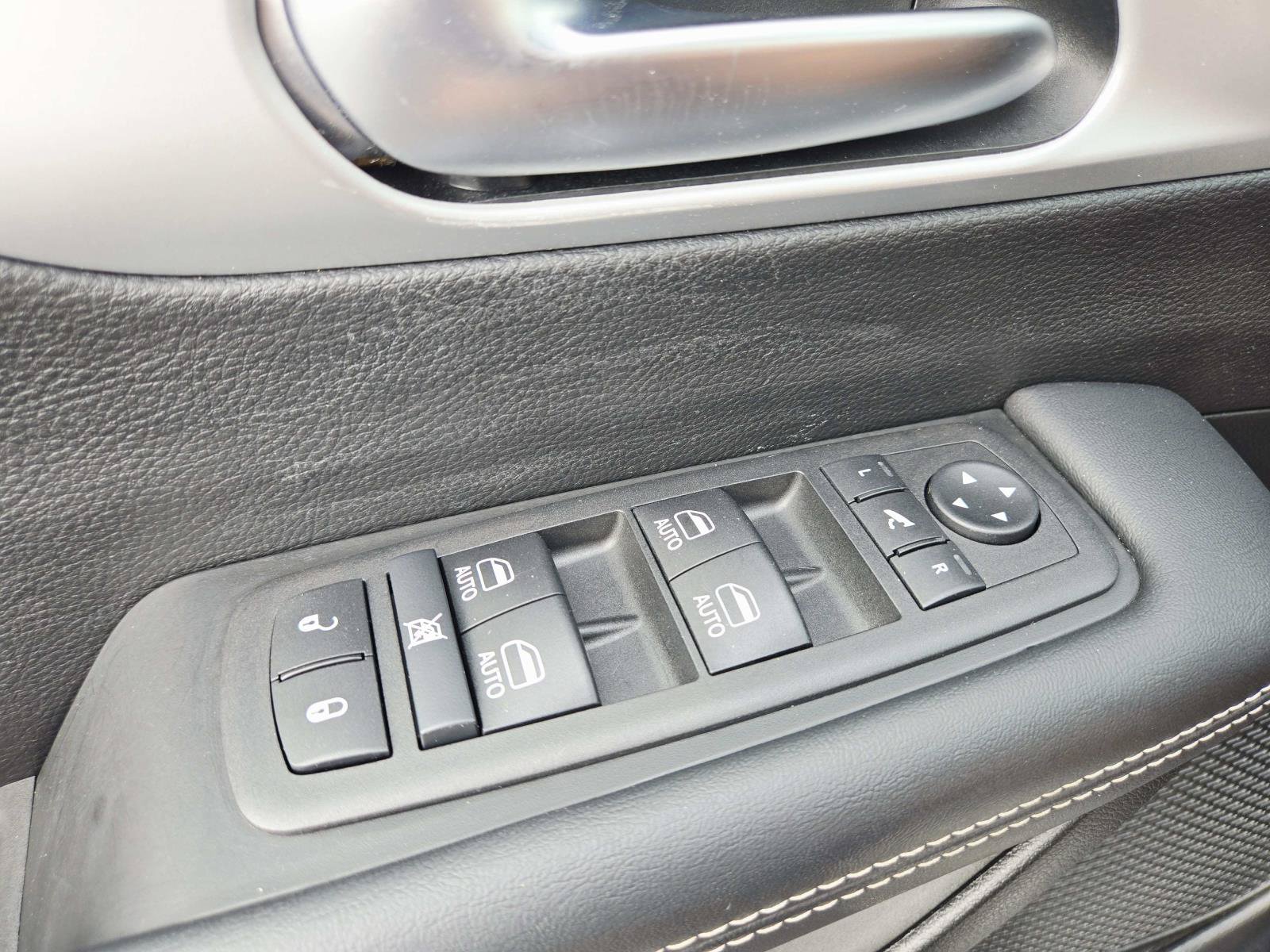 Used 2025 Chrysler Pacifica Limited FWD image 41