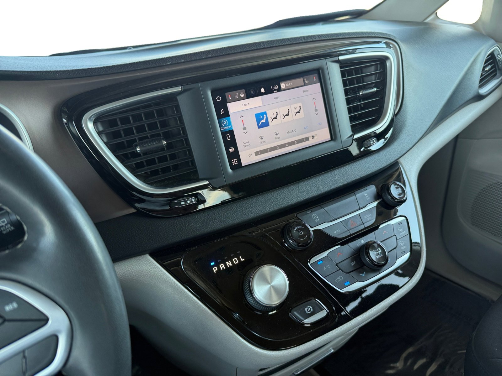 Used 2022 Chrysler Voyager LX FWD image 15
