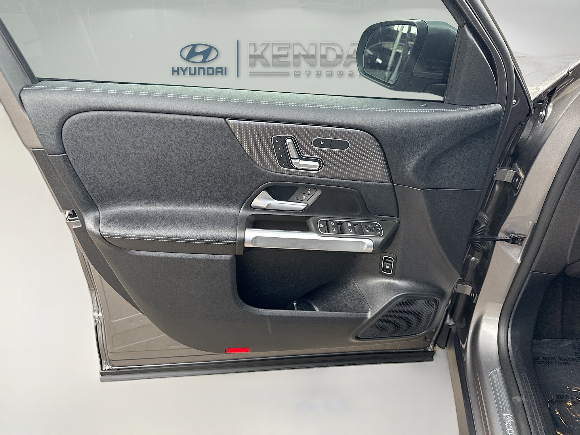 Used 2021 Mercedes-Benz GLB 250 4MATIC w/ Premium Package image 17