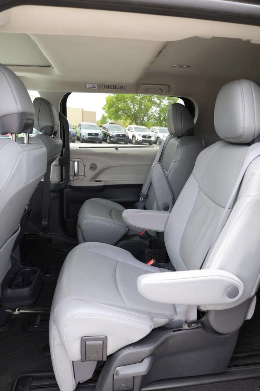 Used 2024 Toyota Sienna Limited AWD/4WD image 18