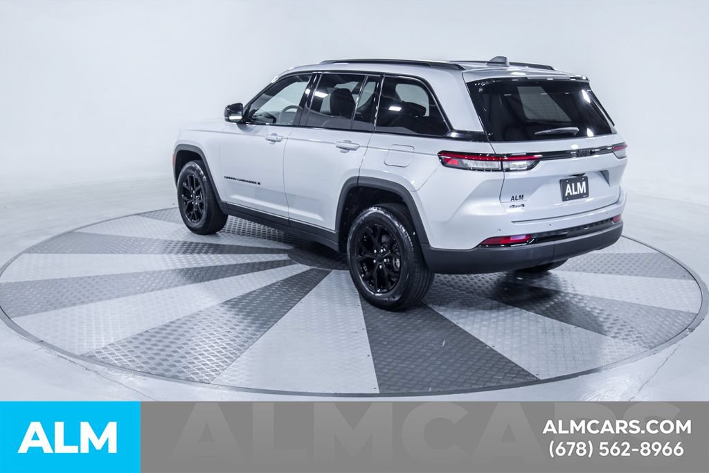 Used 2025 Jeep Grand Cherokee Altitude AWD/4WD image 7
