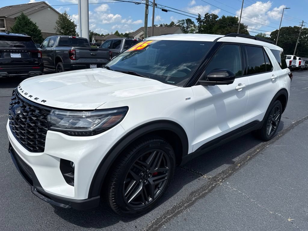 Used 2025 Ford Explorer ST-Line w/ ST-Line Street Pack AWD/4WD image 4