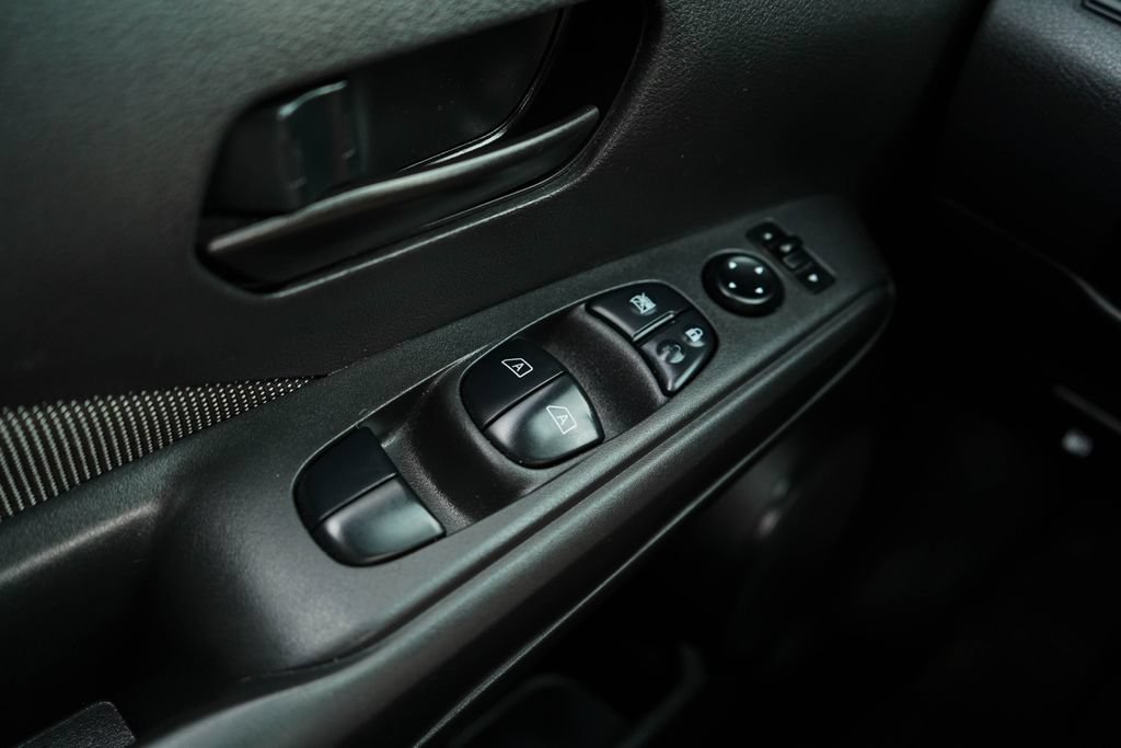 Used 2019 Nissan Kicks S FWD image 29