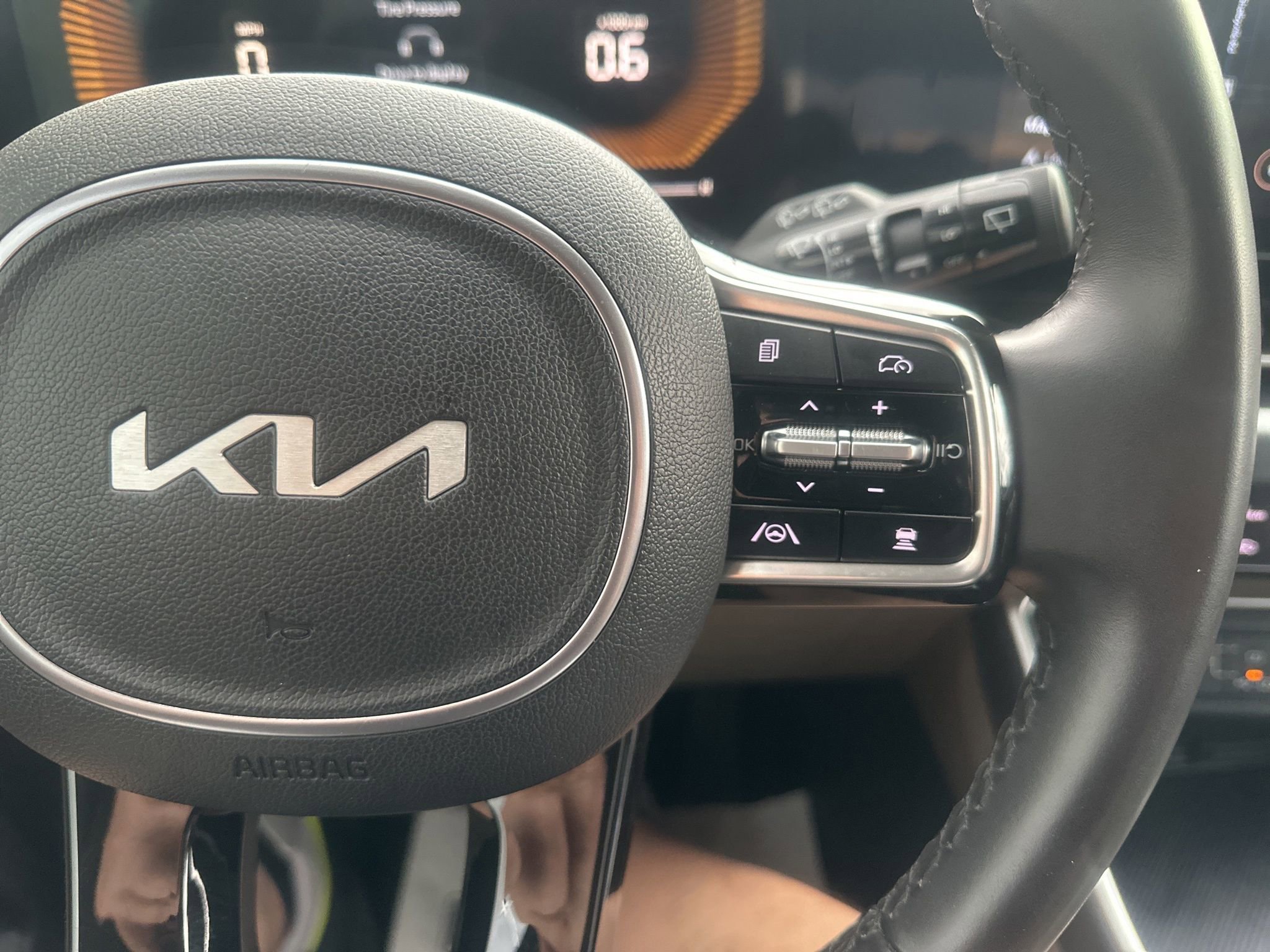 Used 2025 Kia Carnival FWD image 25
