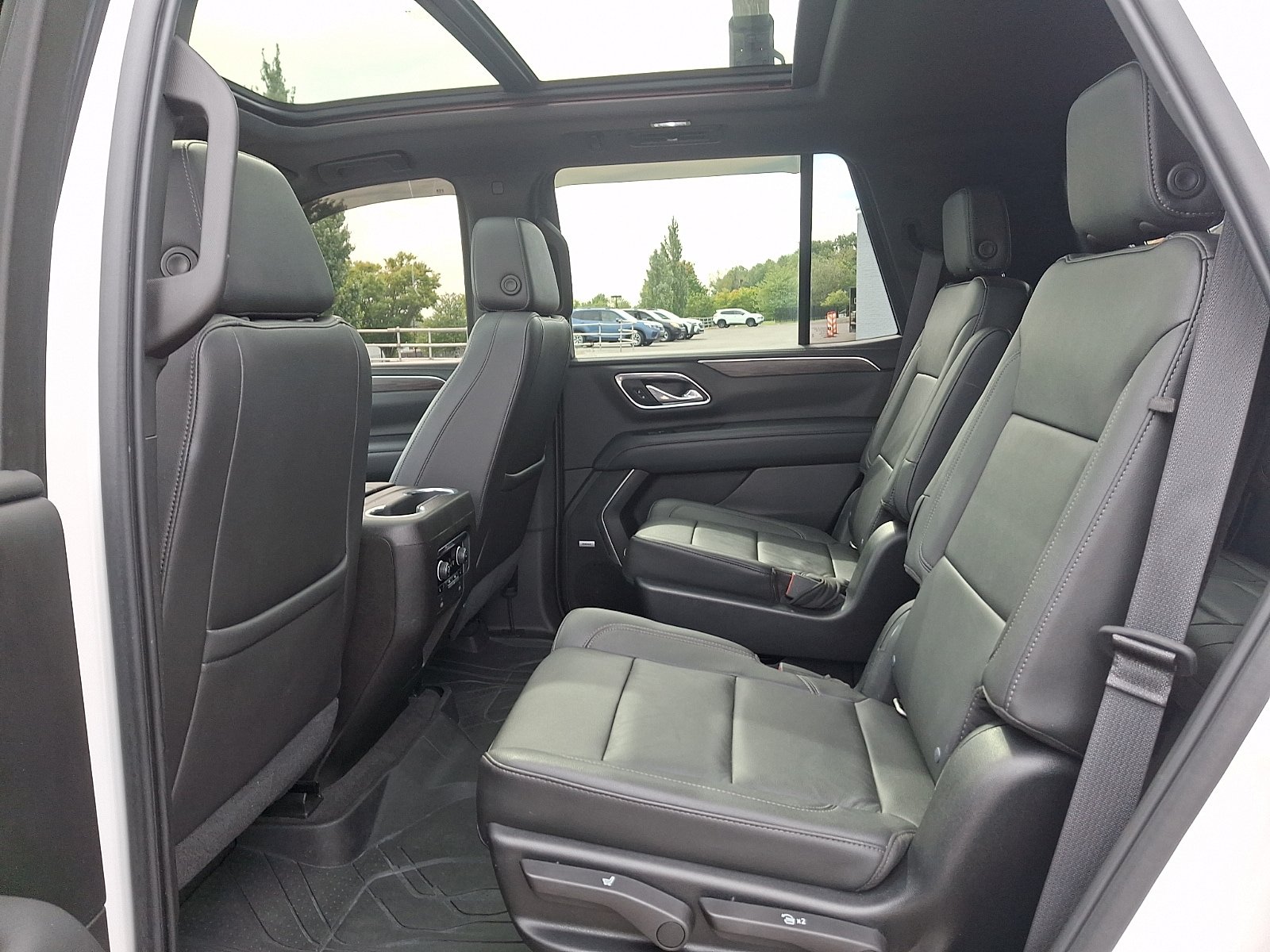Used 2021 Chevrolet Tahoe Z71 w/ Luxury Package AWD/4WD image 11