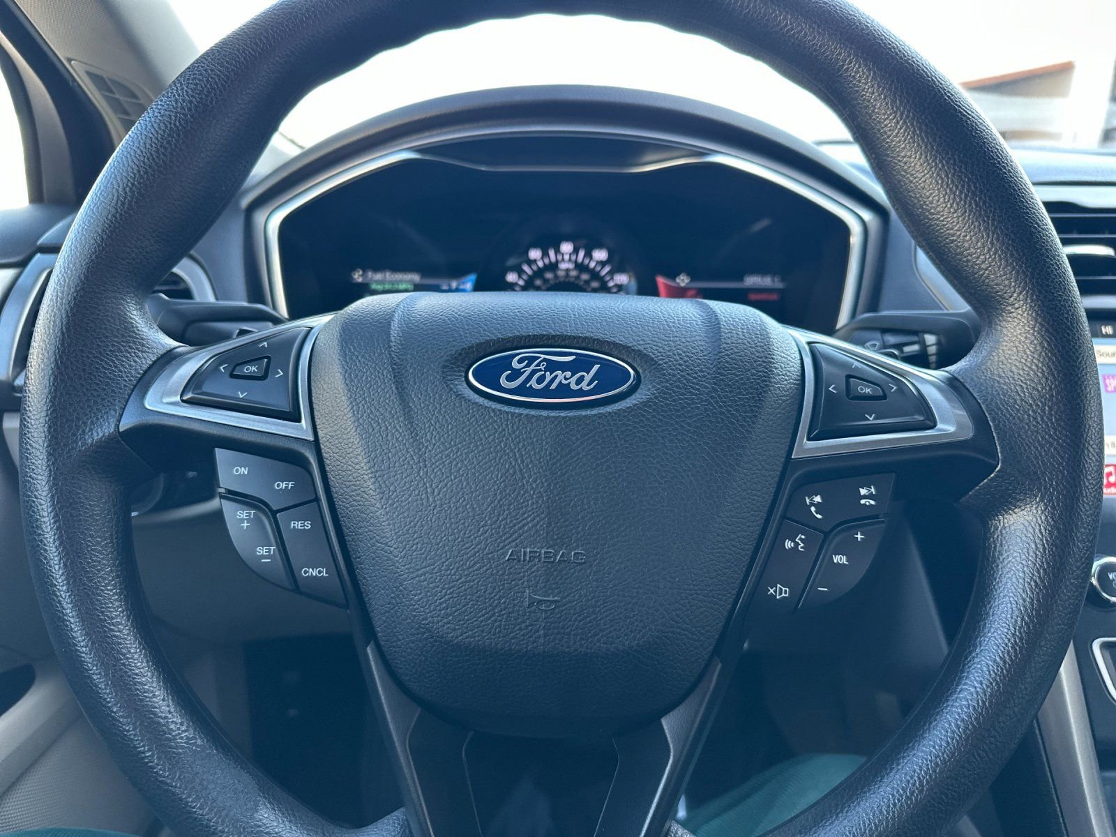 Used 2017 Ford Fusion SE w/ Fusion SE Technology Package image 25