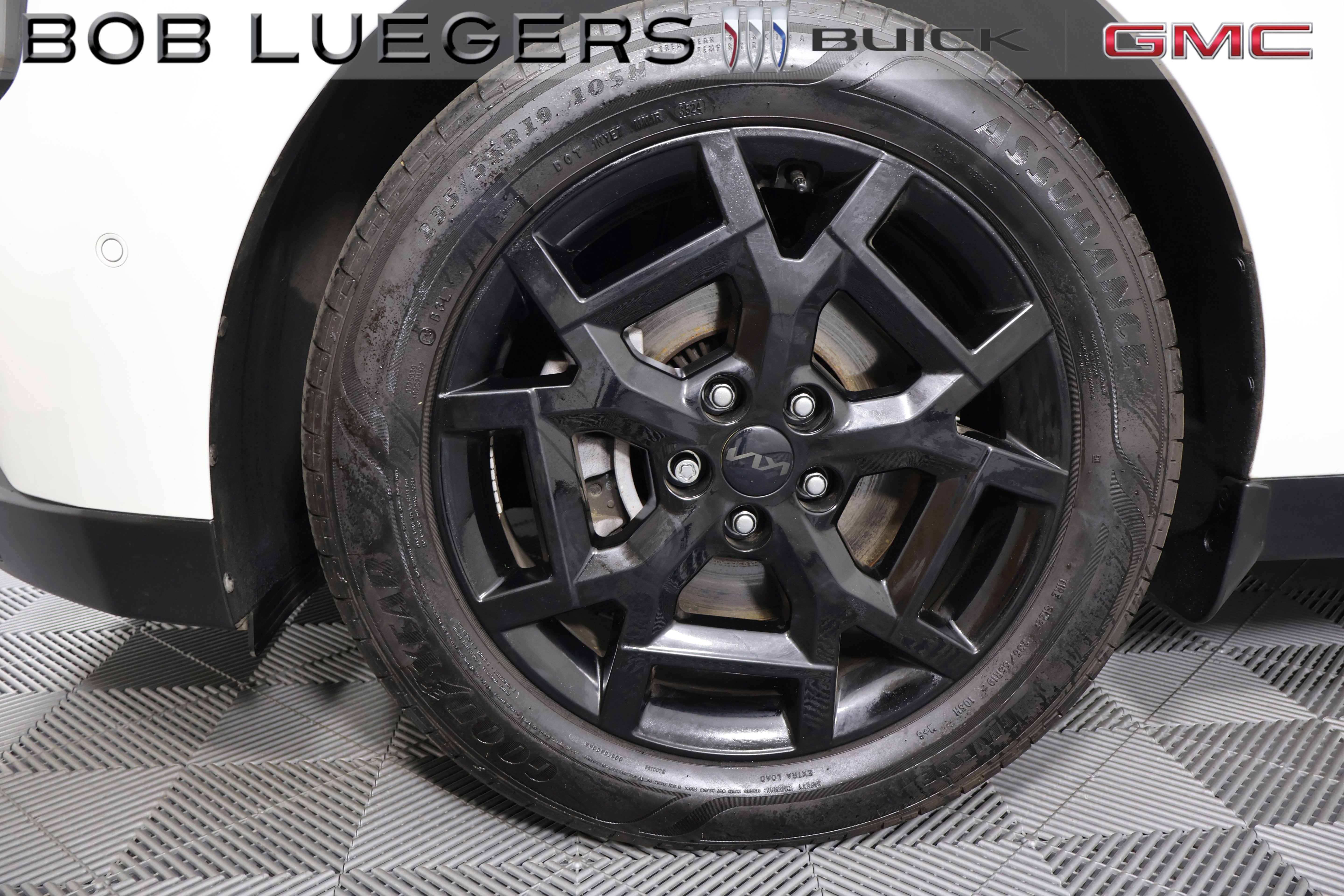 Used 2025 Kia Carnival SX Prestige image 3