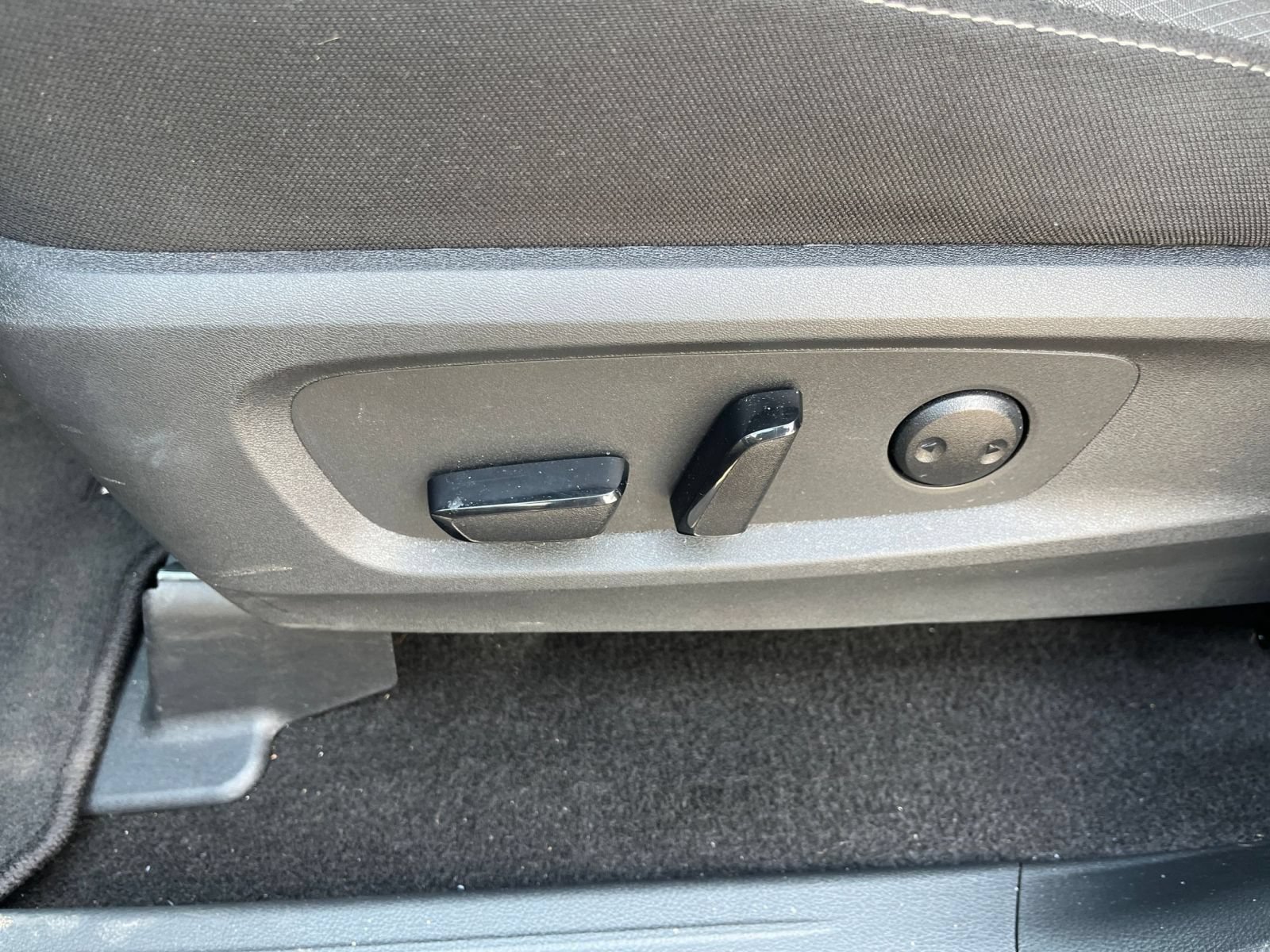 Used 2026 Nissan Pathfinder SV FWD image 25