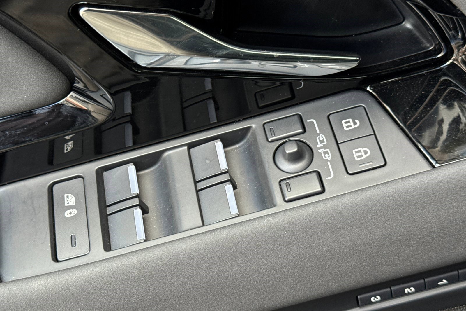 Used 2025 Land Rover Range Rover Evoque S image 12