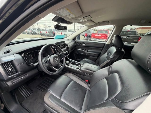 Used 2024 Nissan Pathfinder SL AWD/4WD image 16
