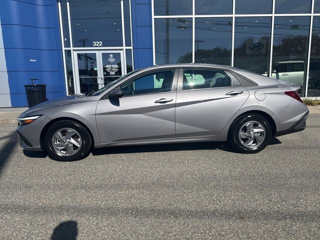 Certified 2025 Hyundai Elantra SE image 12