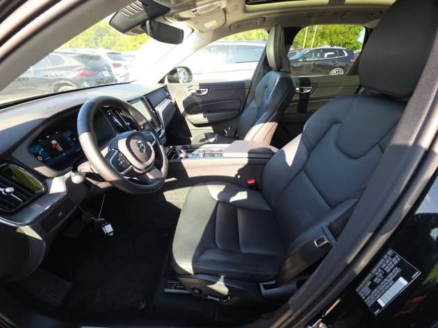 Used 2025 Volvo XC60 B5 Core AWD/4WD image 5
