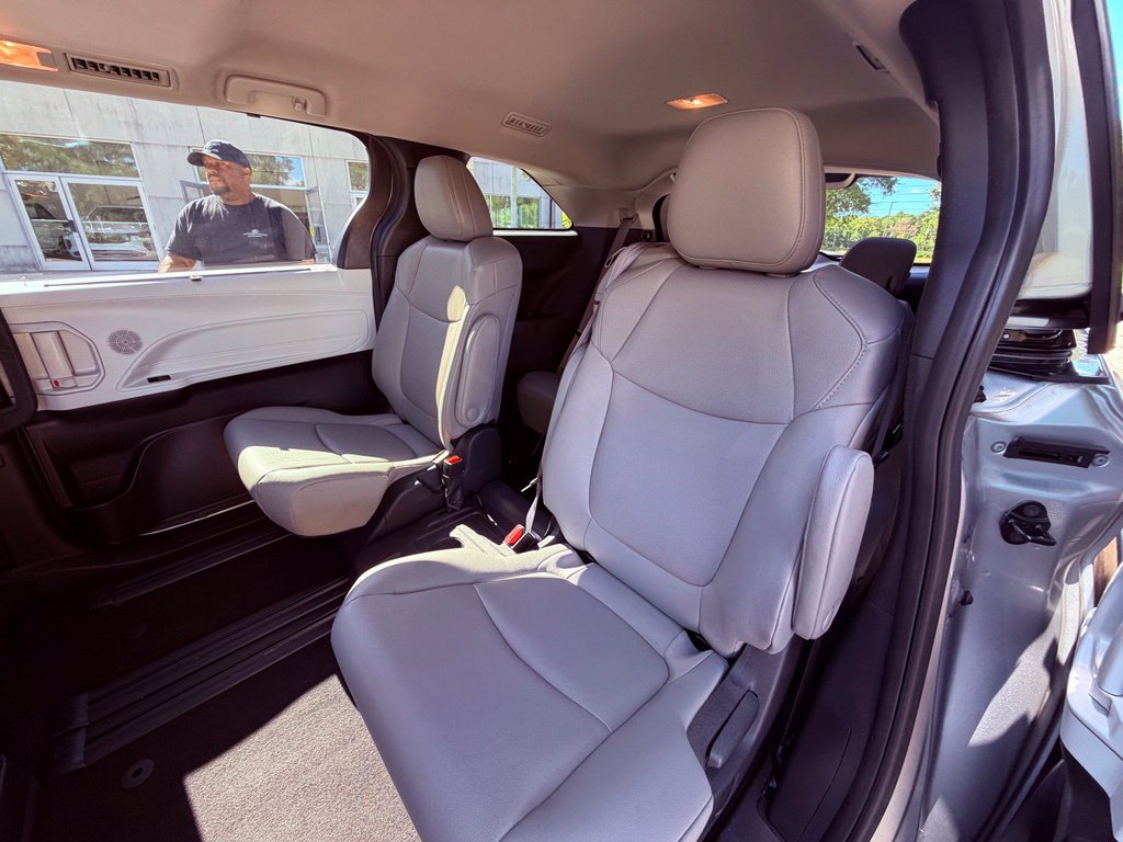 Used 2025 Toyota Sienna XLE FWD image 12