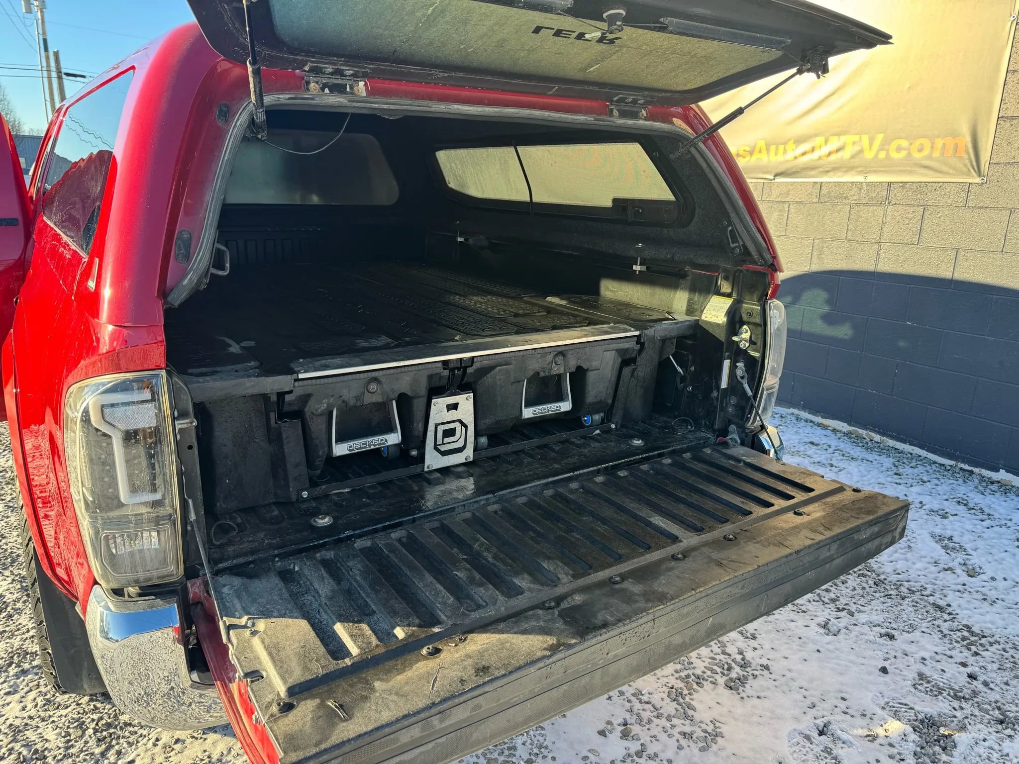 Used 2018 Toyota Tacoma SR5 w/ SR5 Appearance Package (SM) image 25