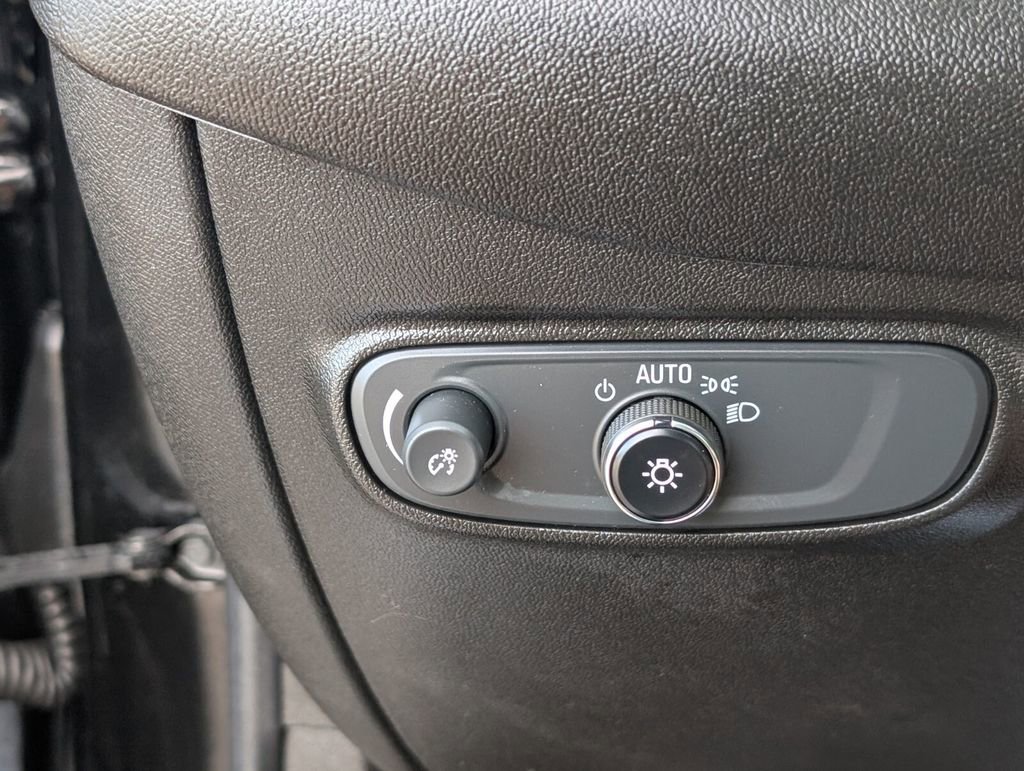 Used 2022 Chevrolet Equinox LS w/ LS Convenience Package FWD image 29