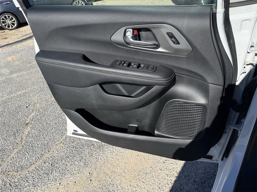 Used 2025 Chrysler Pacifica Select image 18