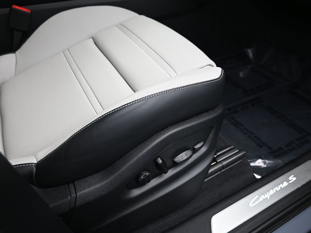 Used 2025 Porsche Cayenne S image 30