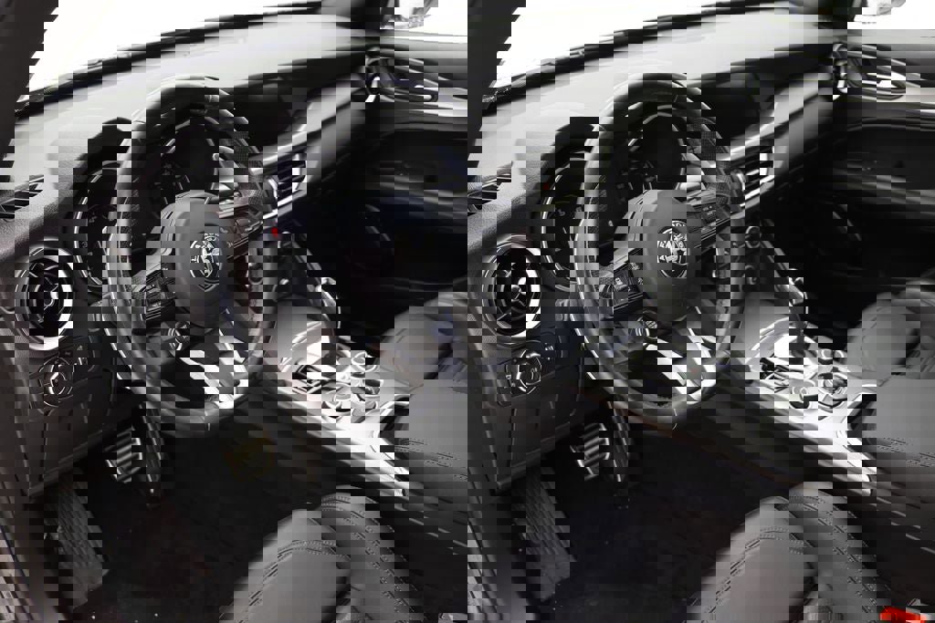 Used 2022 Alfa Romeo Stelvio Veloce image 12