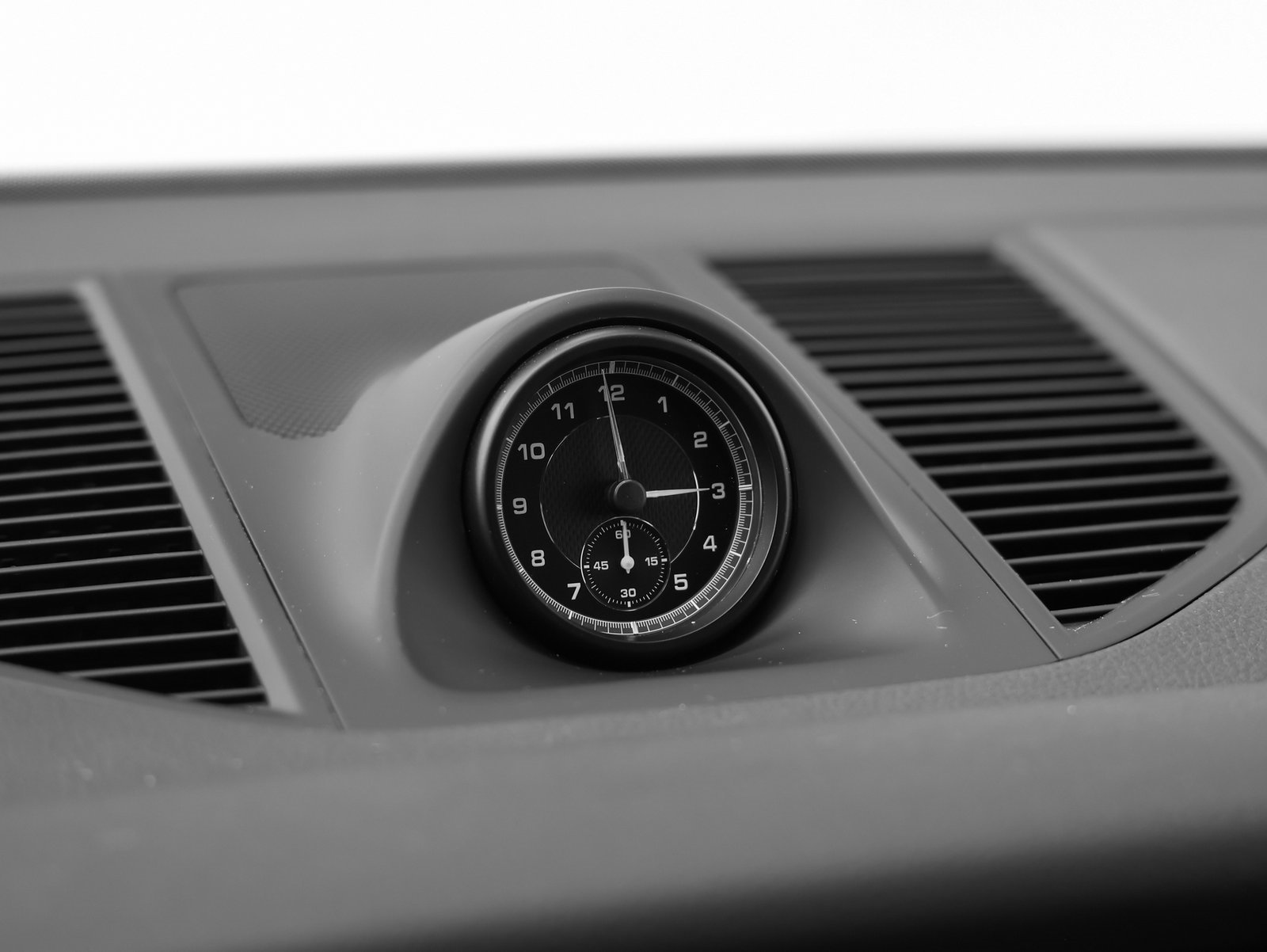 Used 2024 Porsche Macan image 35