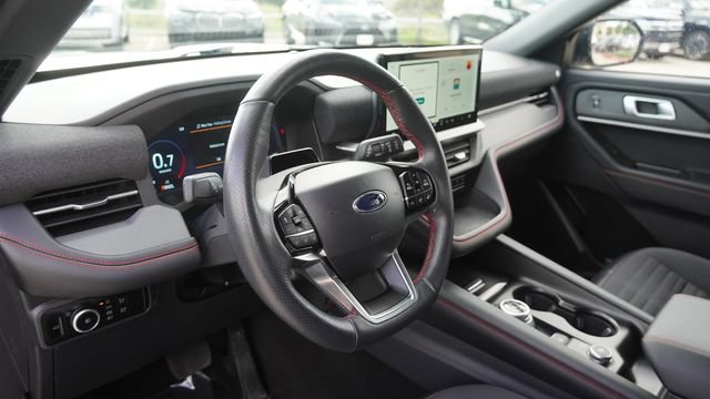 Used 2025 Ford Explorer ST-Line w/ ST-Line Street Pack AWD/4WD image 18