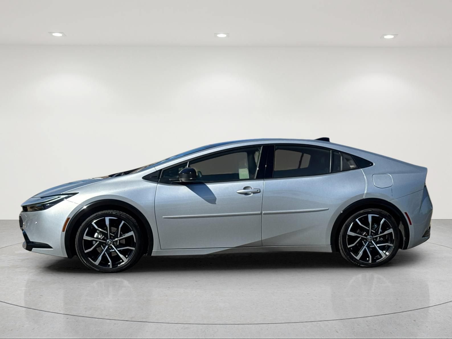 Used 2025 Toyota Prius Plug-In Hybrid FWD image 3