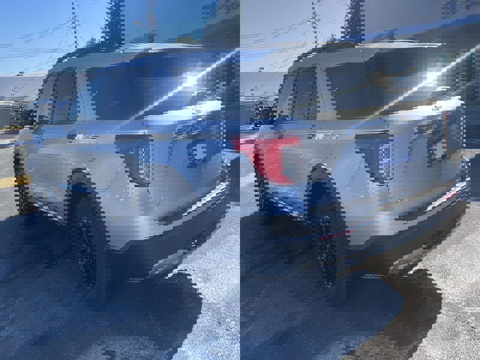 Used 2022 Ford Explorer XLT w/ Equipment Group 202A image 5